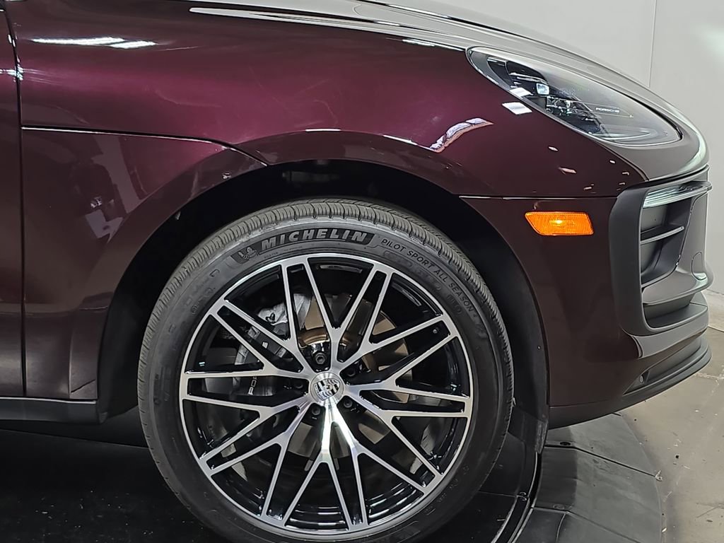 Certified 2025 Porsche Macan image 11