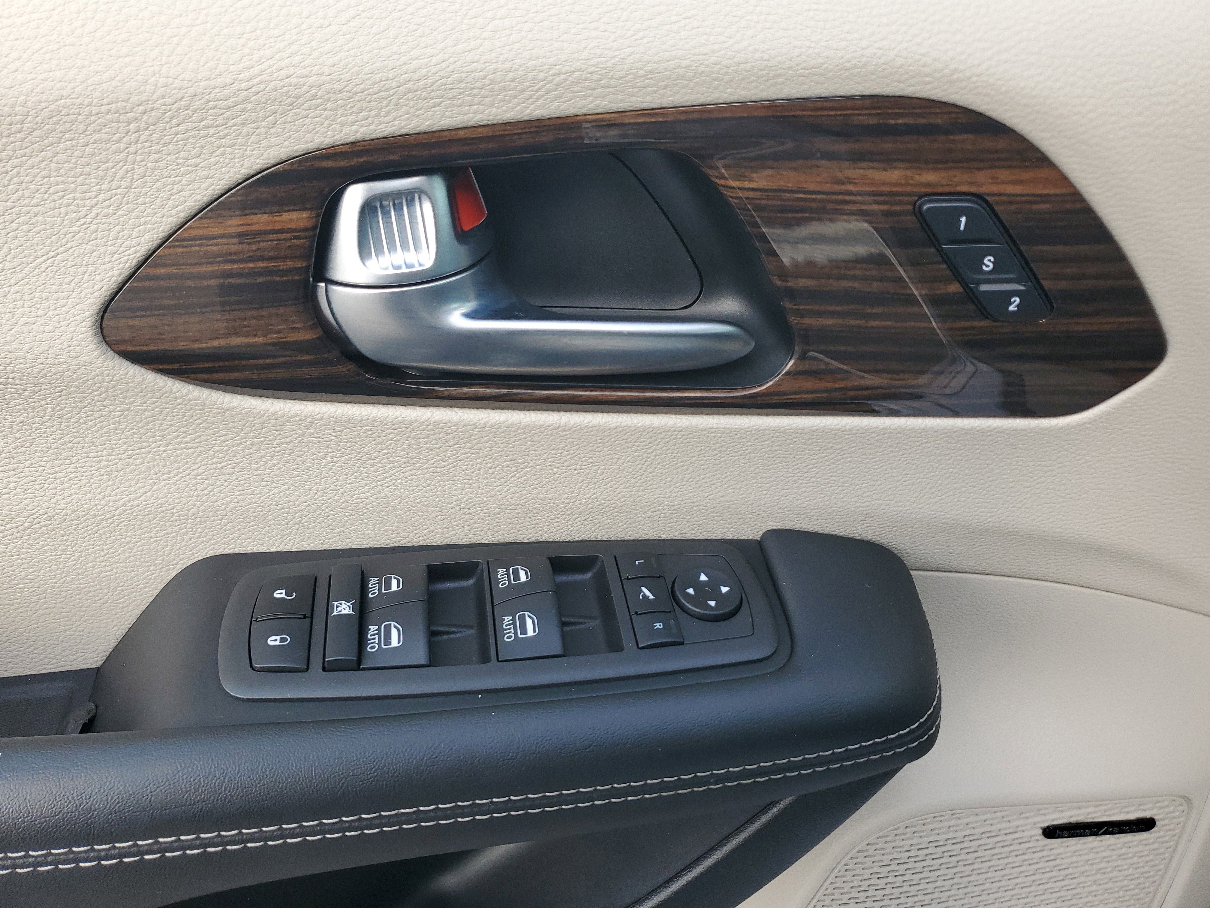 Used 2023 Chrysler Pacifica Limited w/ Uconnect Theater Family Group image 30