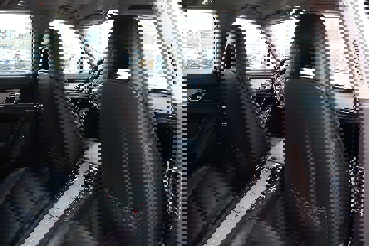 Used 2015 Porsche Panamera S image 37