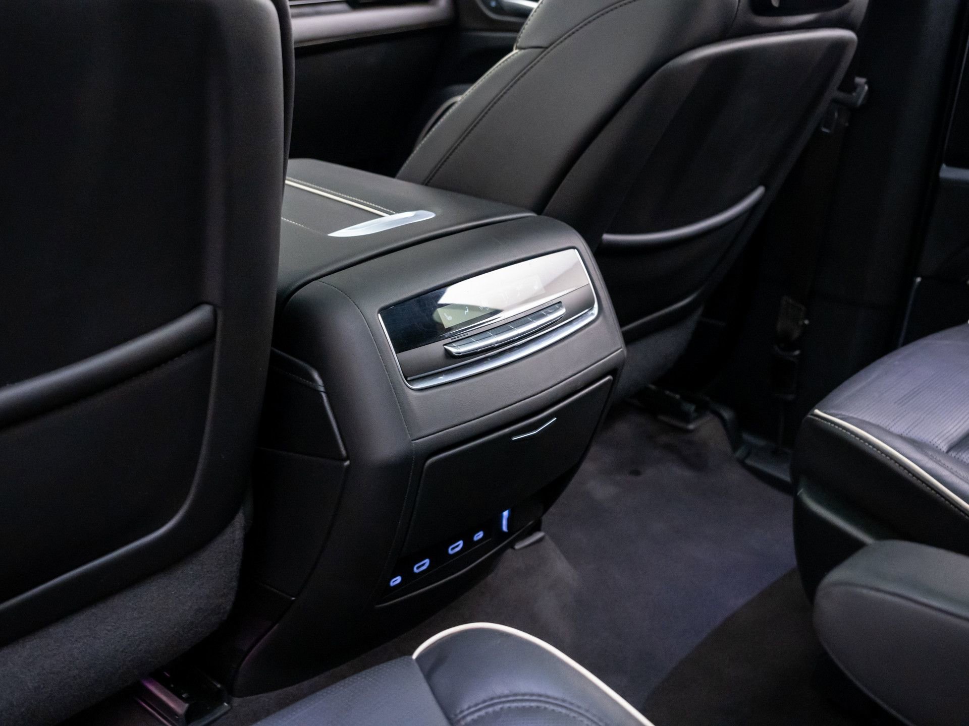 Certified 2024 Cadillac Escalade Premium Luxury AWD/4WD image 19