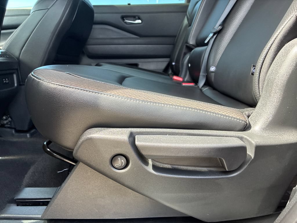 Used 2023 Nissan Pathfinder SL AWD/4WD image 16