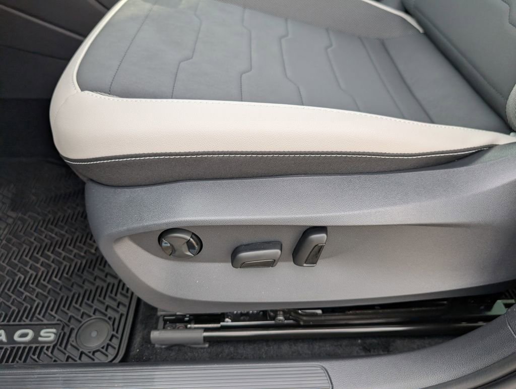 New 2026 Volkswagen Taos SE image 13