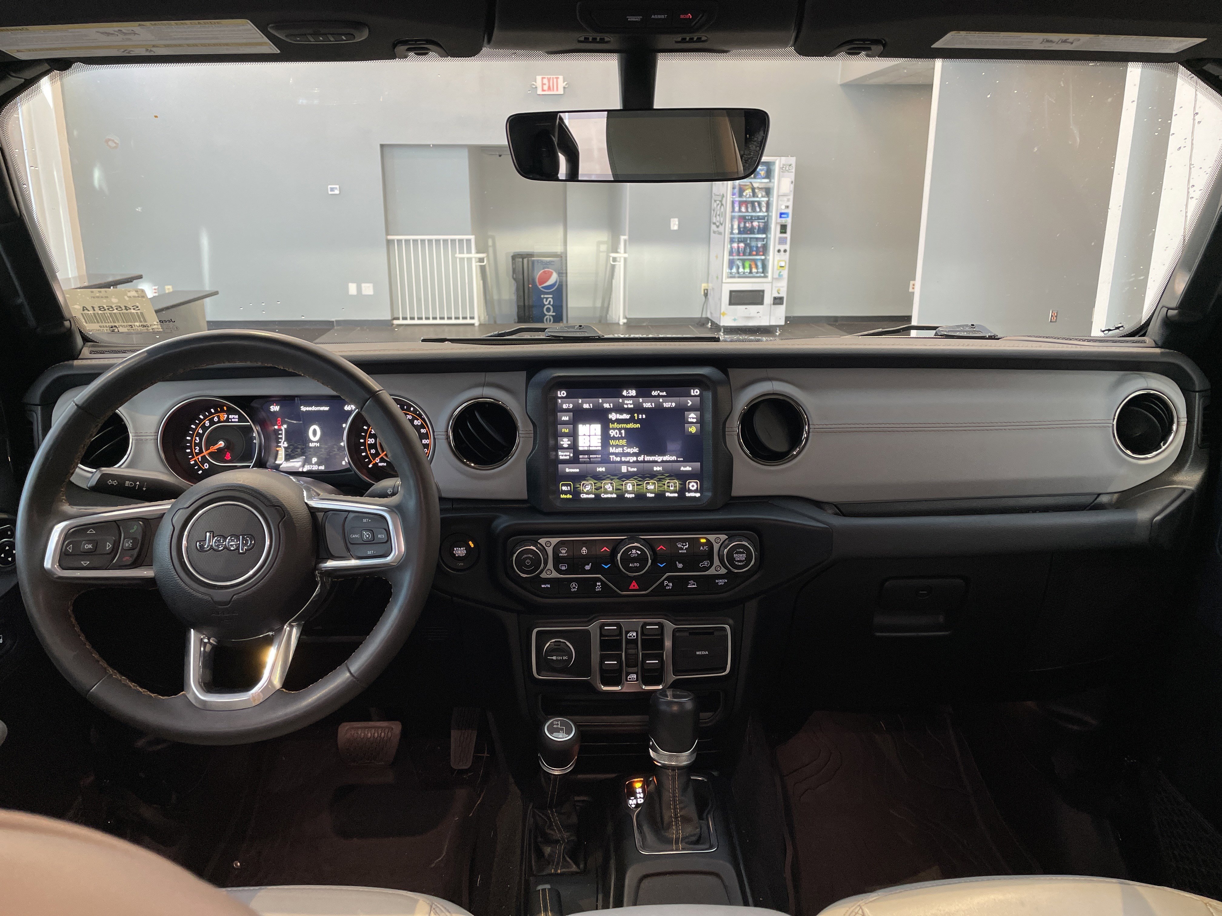 Used 2023 Jeep Gladiator Overland AWD/4WD image 31