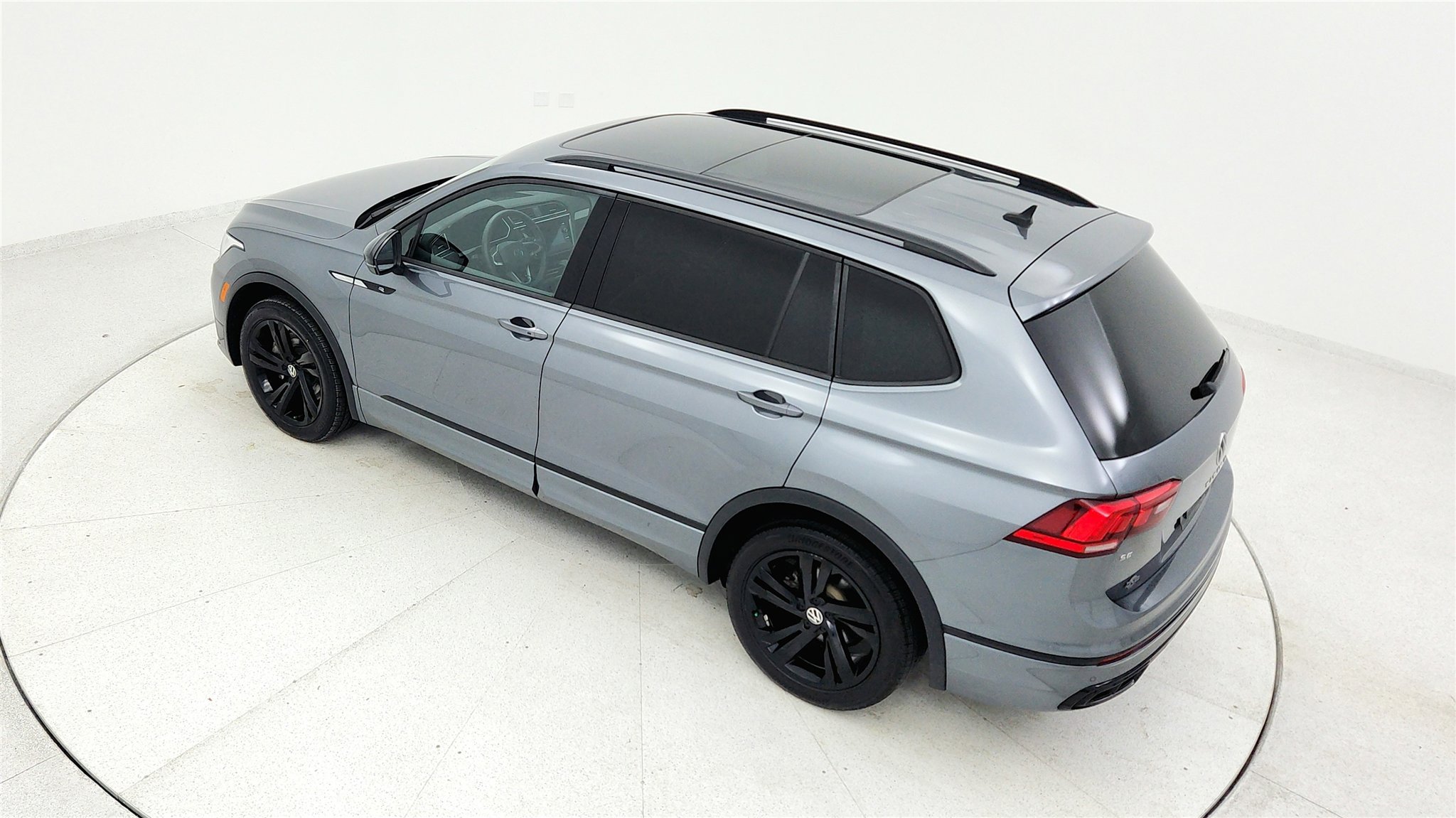 Used 2023 Volkswagen Tiguan SE R-Line image 14