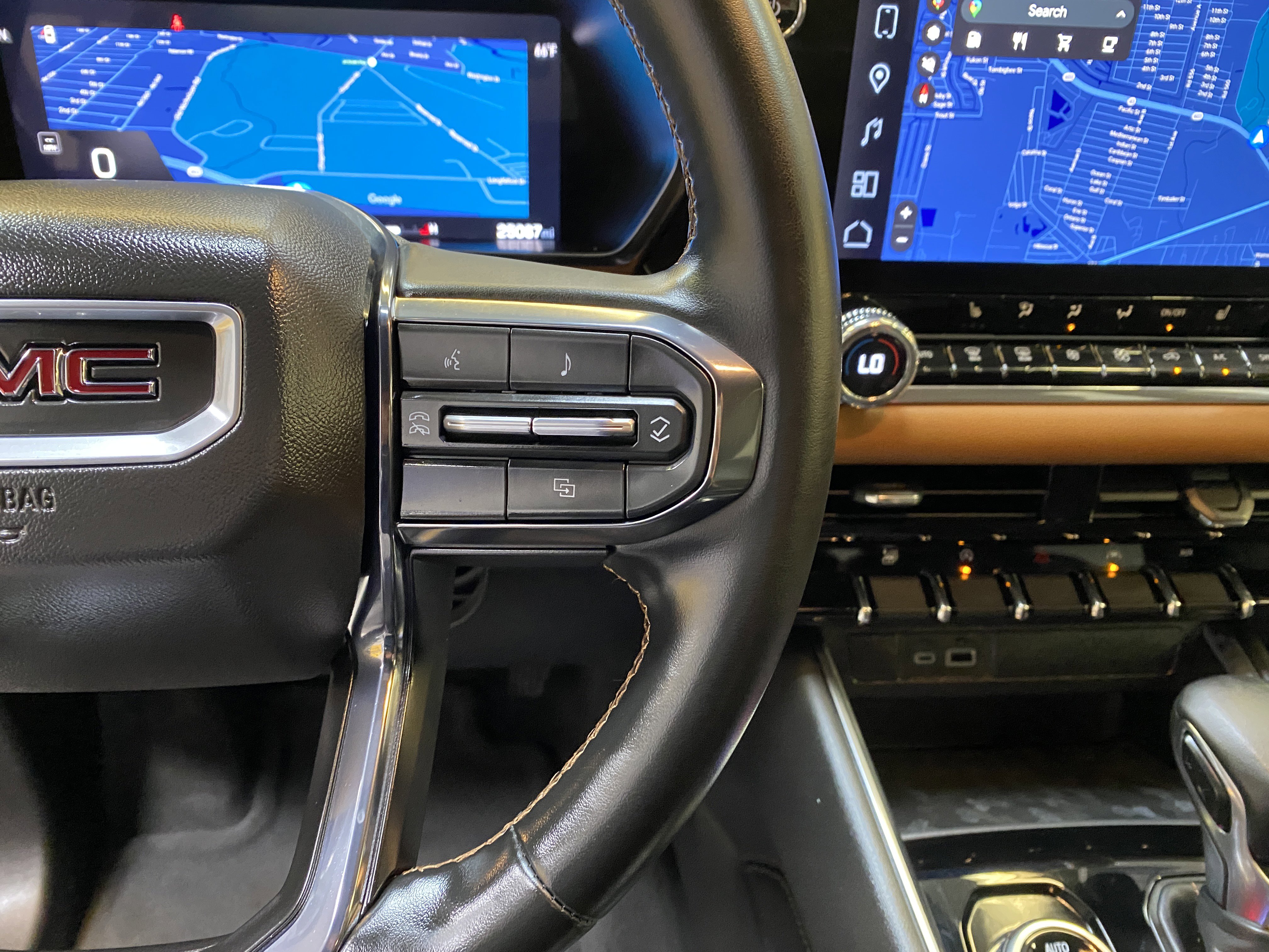 Used 2024 GMC Canyon AT4 image 30