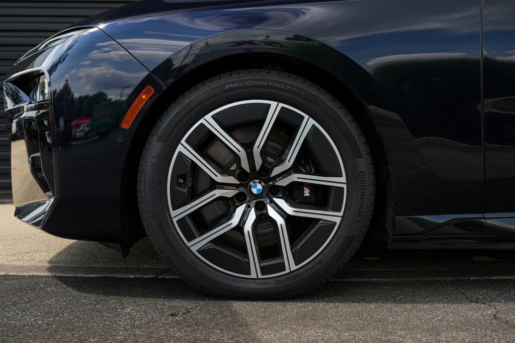 Used 2025 BMW i7 xDrive60 AWD/4WD image 11