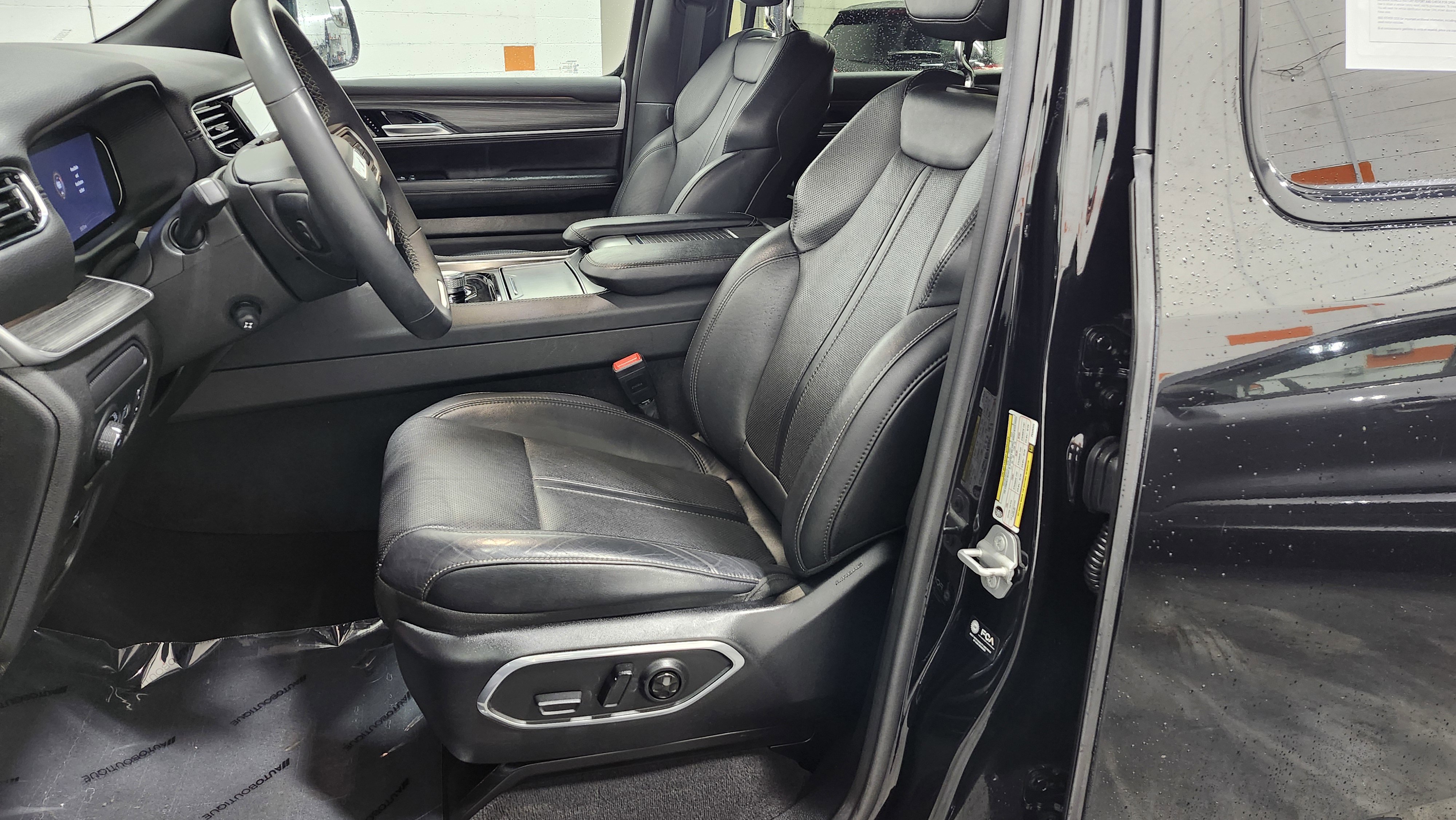 Used 2023 Jeep Wagoneer Series II image 28