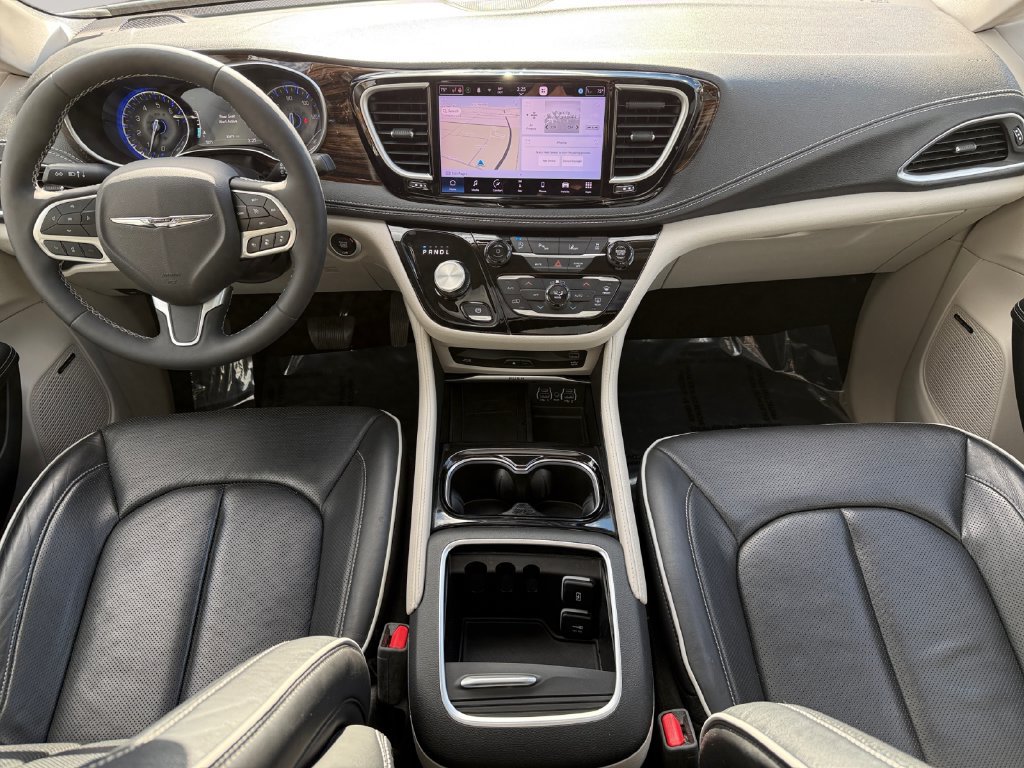 Used 2023 Chrysler Pacifica Limited w/ Uconnect Theater Family Group FWD image 10