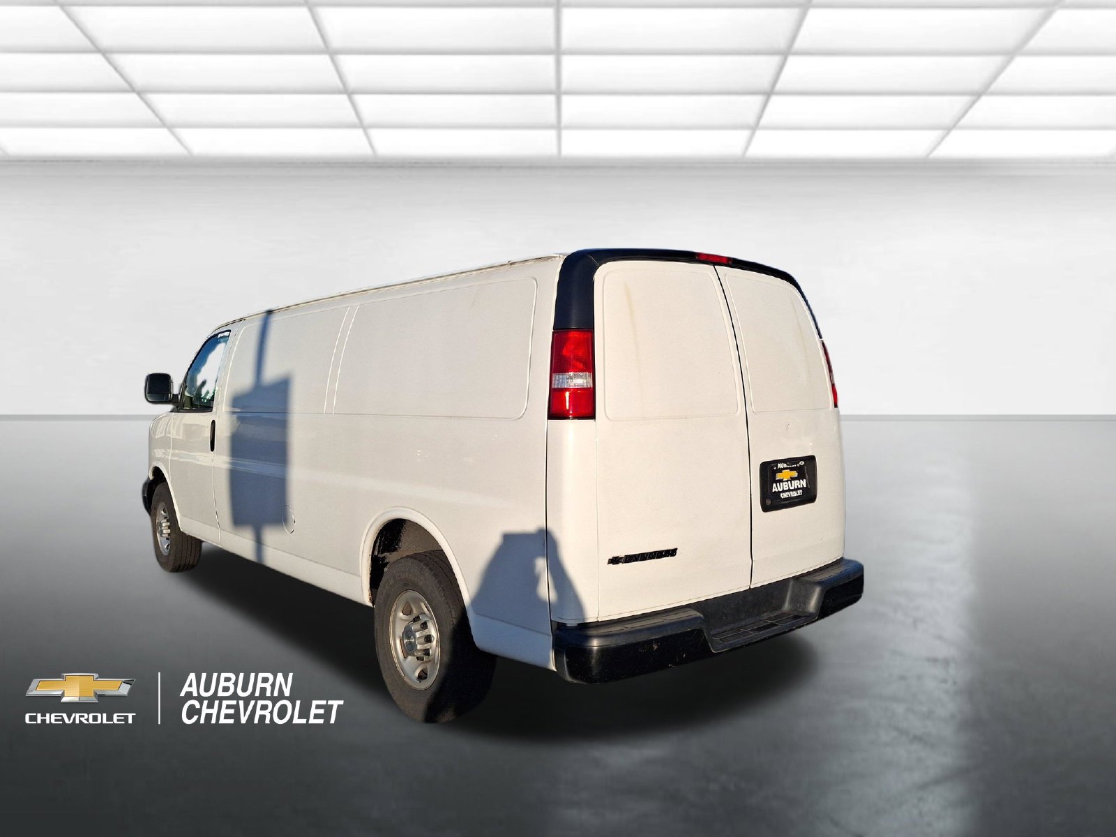Used 2017 Chevrolet Express 2500 Extended RWD image 5