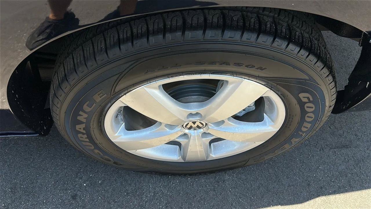 Used 2010 Volkswagen Routan SE FWD image 16