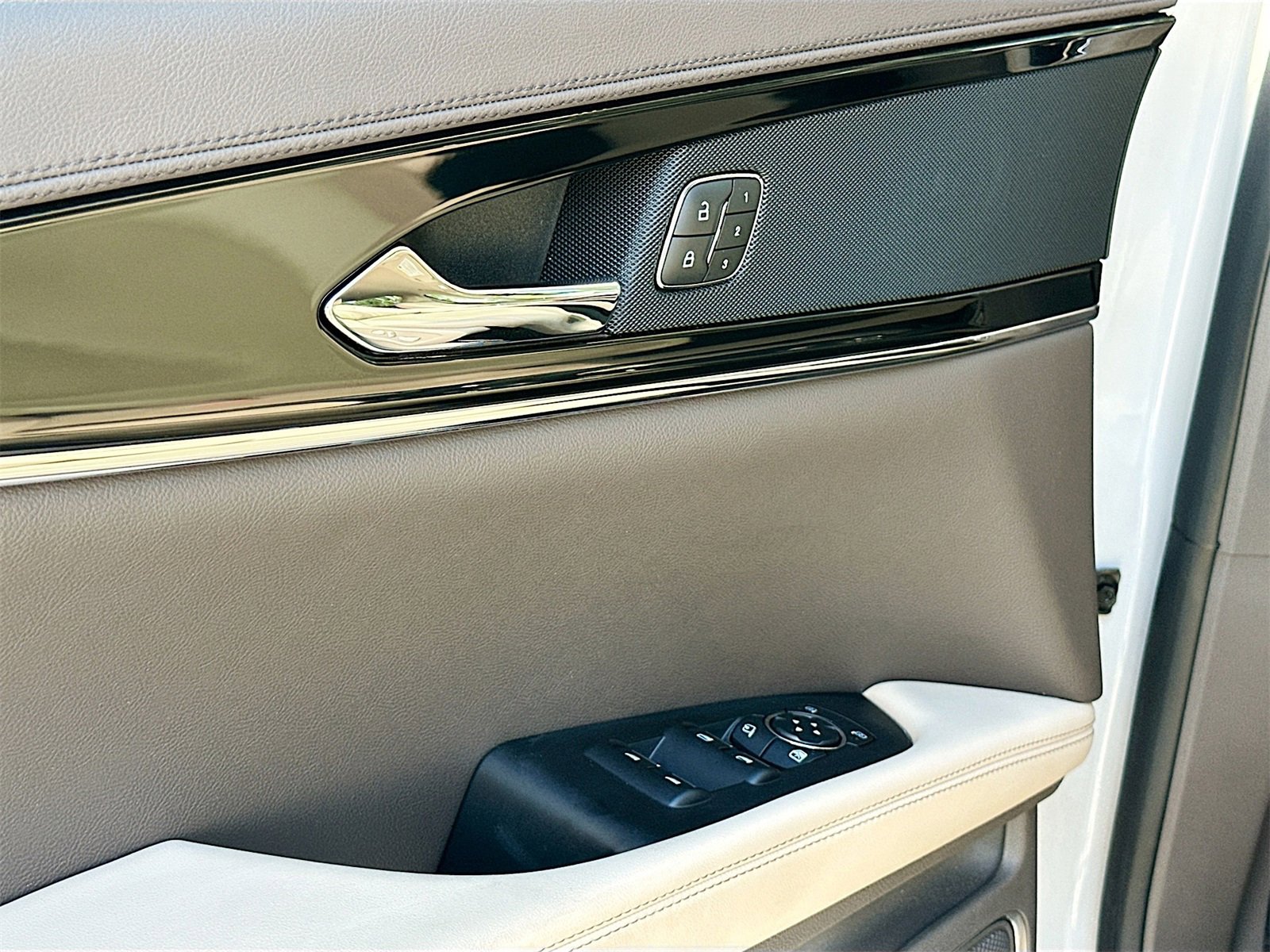 Used 2023 Lincoln Nautilus AWD w/ Premium Package image 18