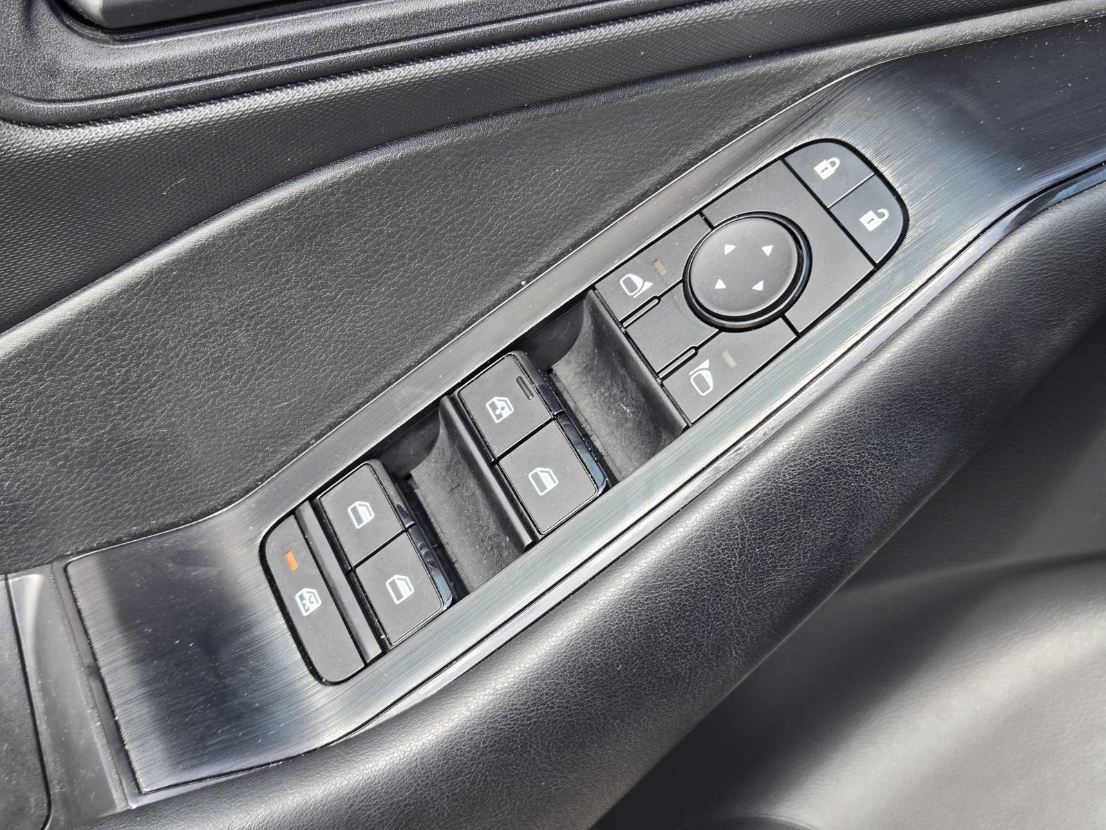 Used 2025 Nissan Rogue S AWD/4WD image 23