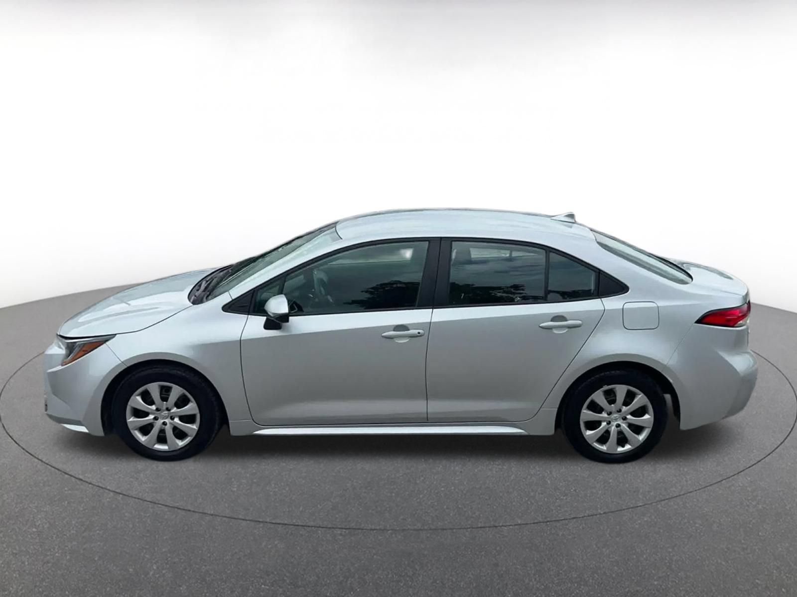 Used 2025 Toyota Corolla LE FWD image 8
