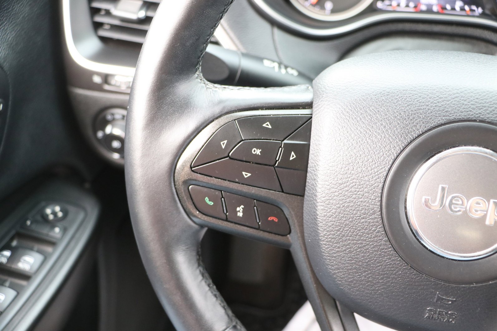 Used 2019 Jeep Cherokee Trailhawk AWD/4WD image 17
