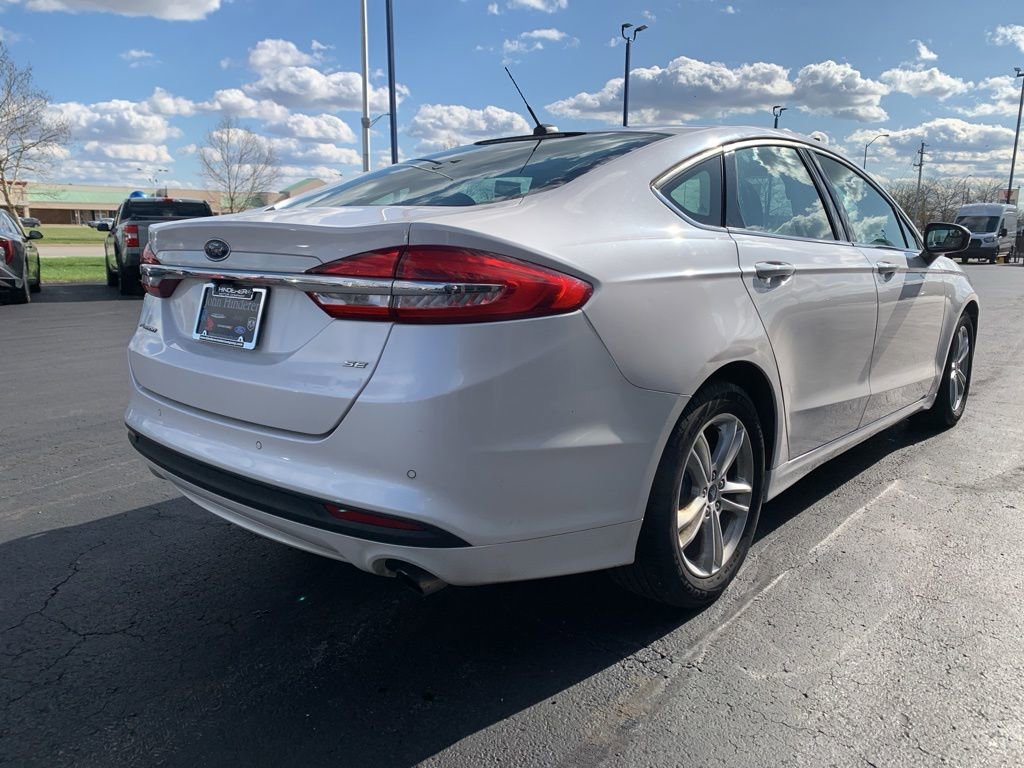 Used 2018 Ford Fusion SE w/ Fusion SE Technology Package image 3