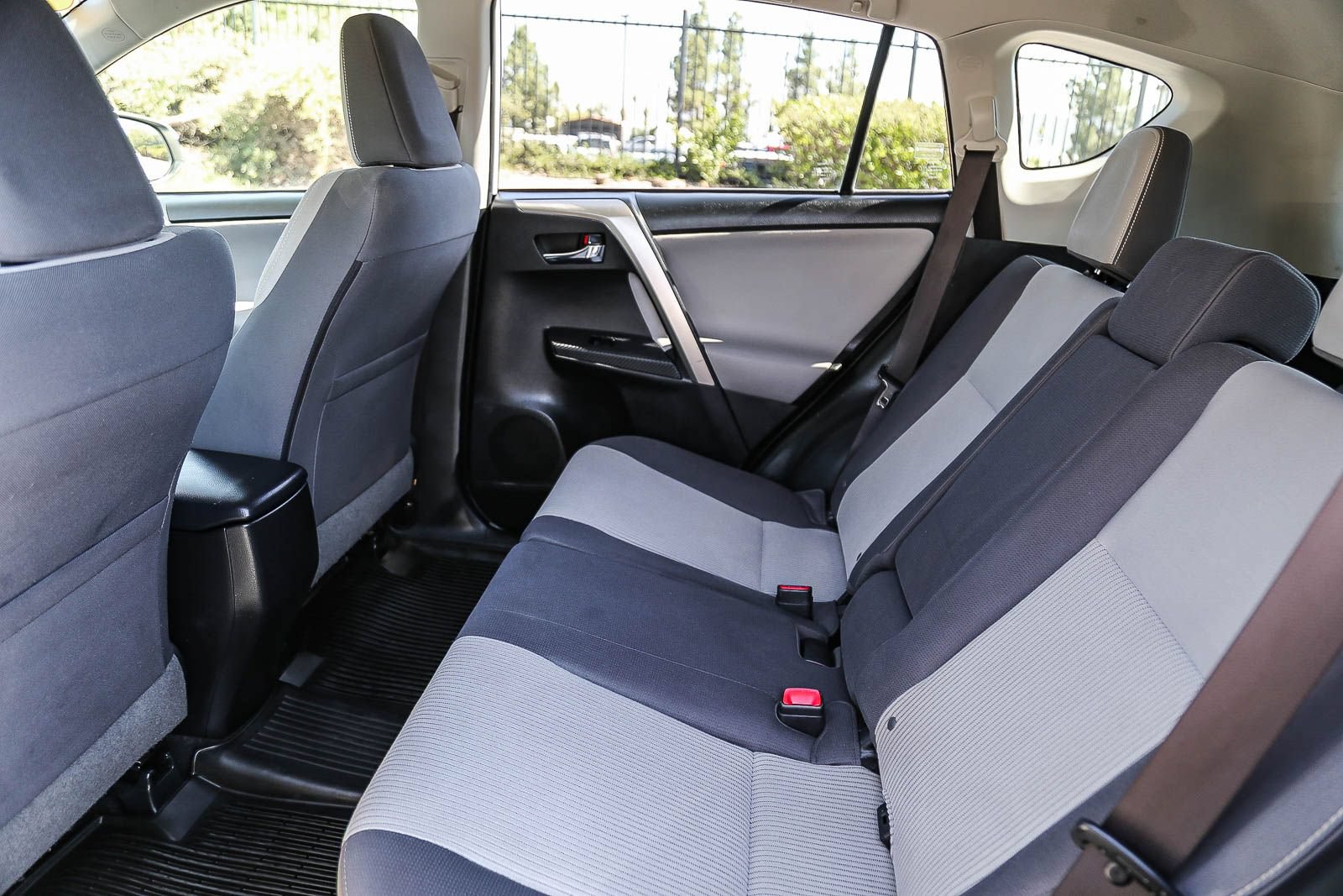 Used 2015 Toyota RAV4 XLE FWD image 22