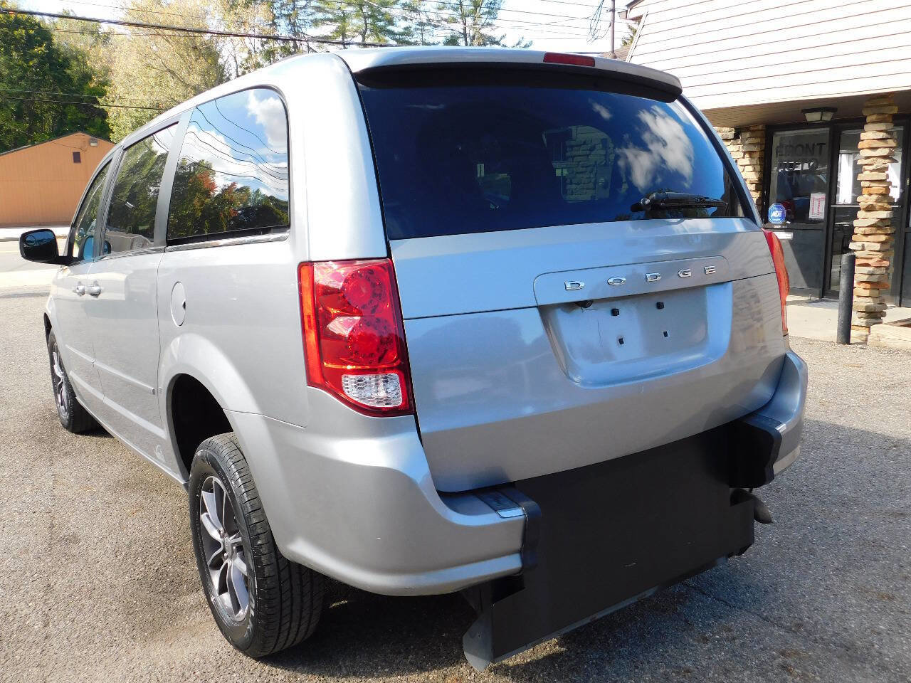 Used 2017 Dodge Grand Caravan SXT image 15
