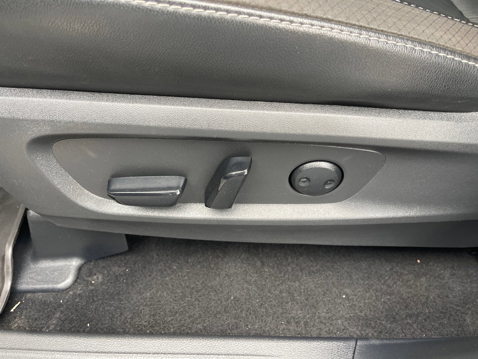 Used 2023 Nissan Pathfinder SL w/ Black Appearance Package image 9