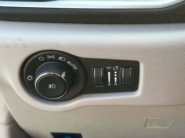 Used 2024 Chrysler Pacifica Touring-L FWD image 24