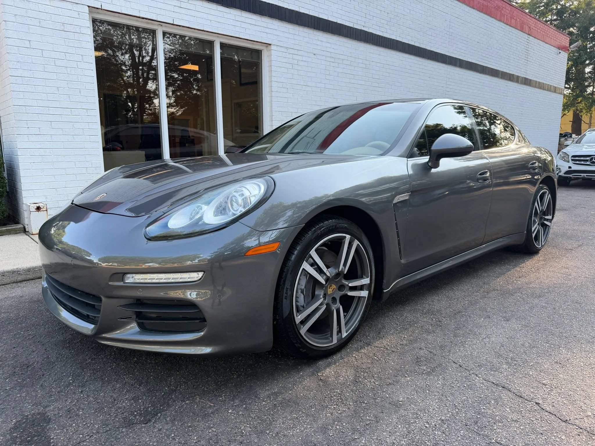 Used 2014 Porsche Panamera RWD image 2