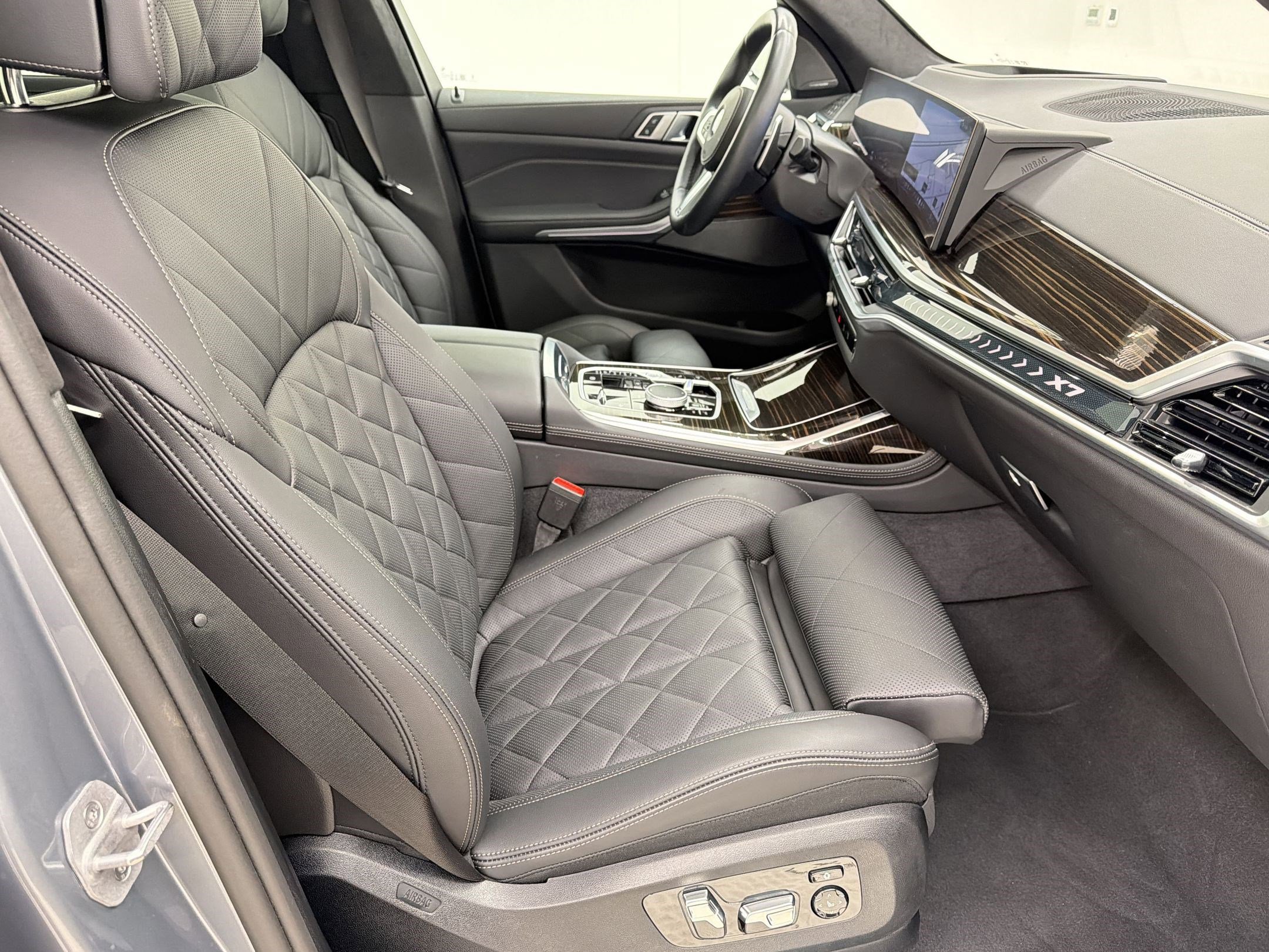 Certified 2025 BMW X7 xDrive40i w/ M Sport Package image 29