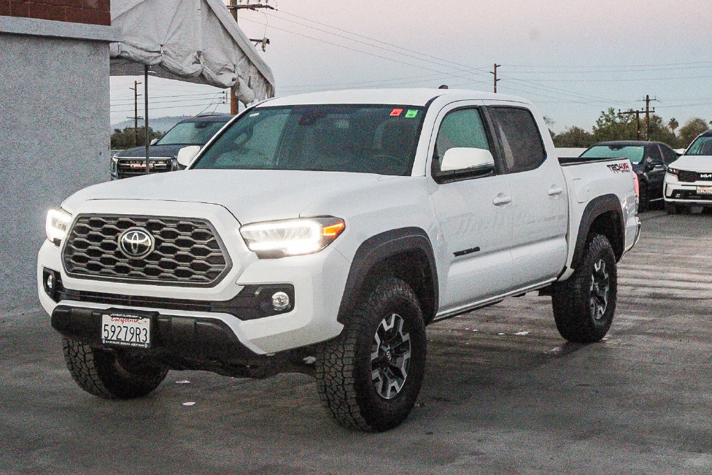 Used 2023 Toyota Tacoma TRD Off-Road w/ Black Out Package (TMS) AWD/4WD image 4