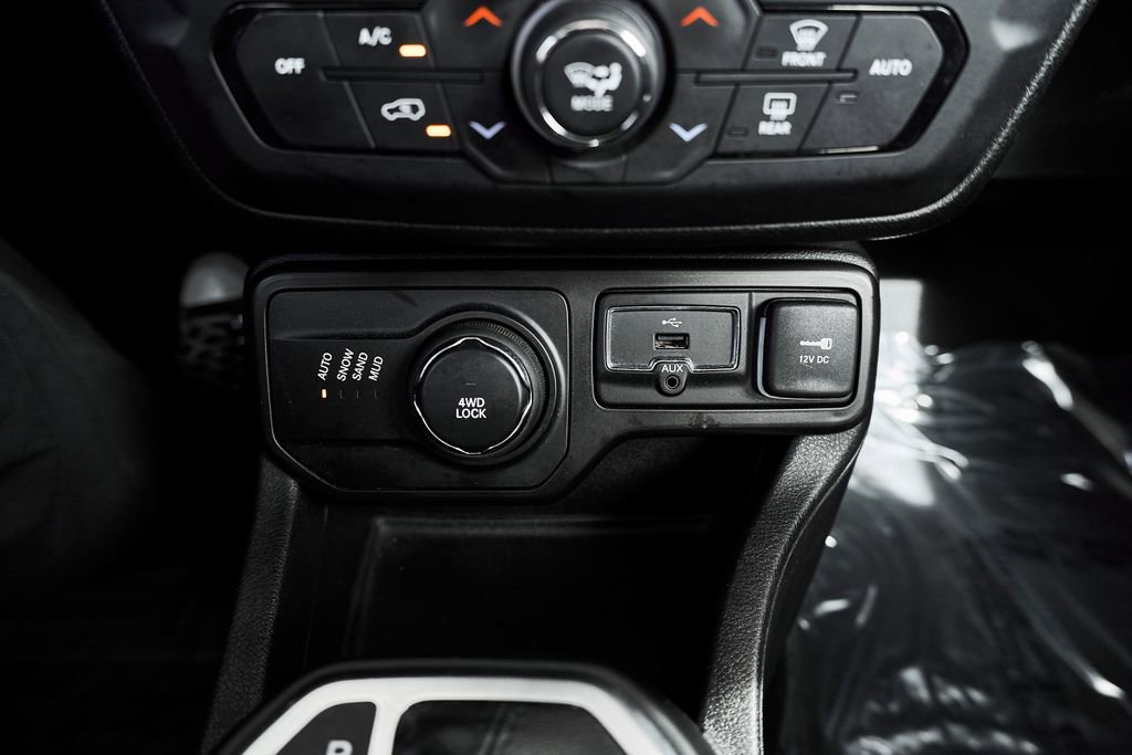 Used 2020 Jeep Renegade Latitude w/ UConnect 8.4 Nav Group AWD/4WD image 40