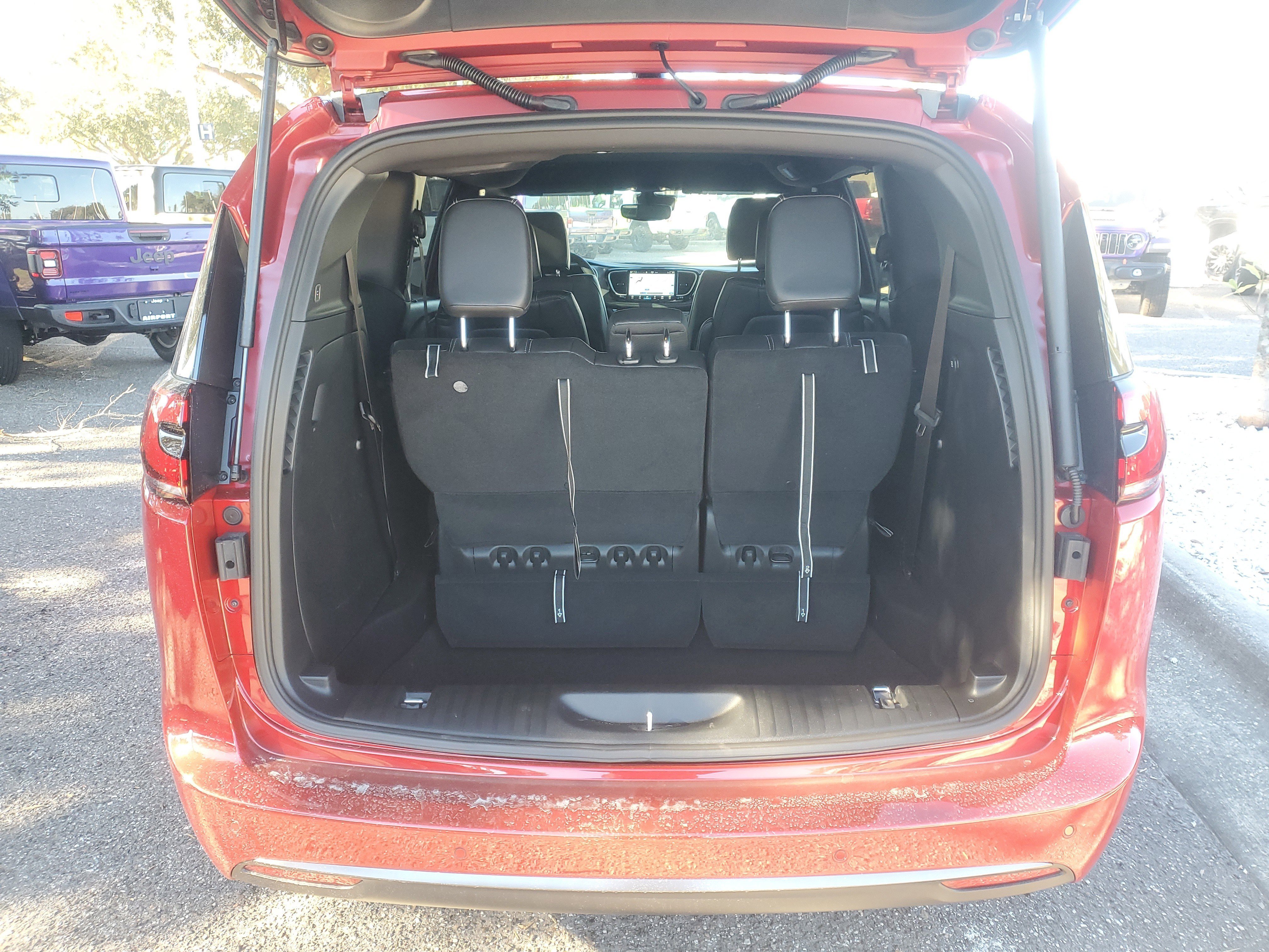 New 2026 Chrysler Pacifica Select image 5