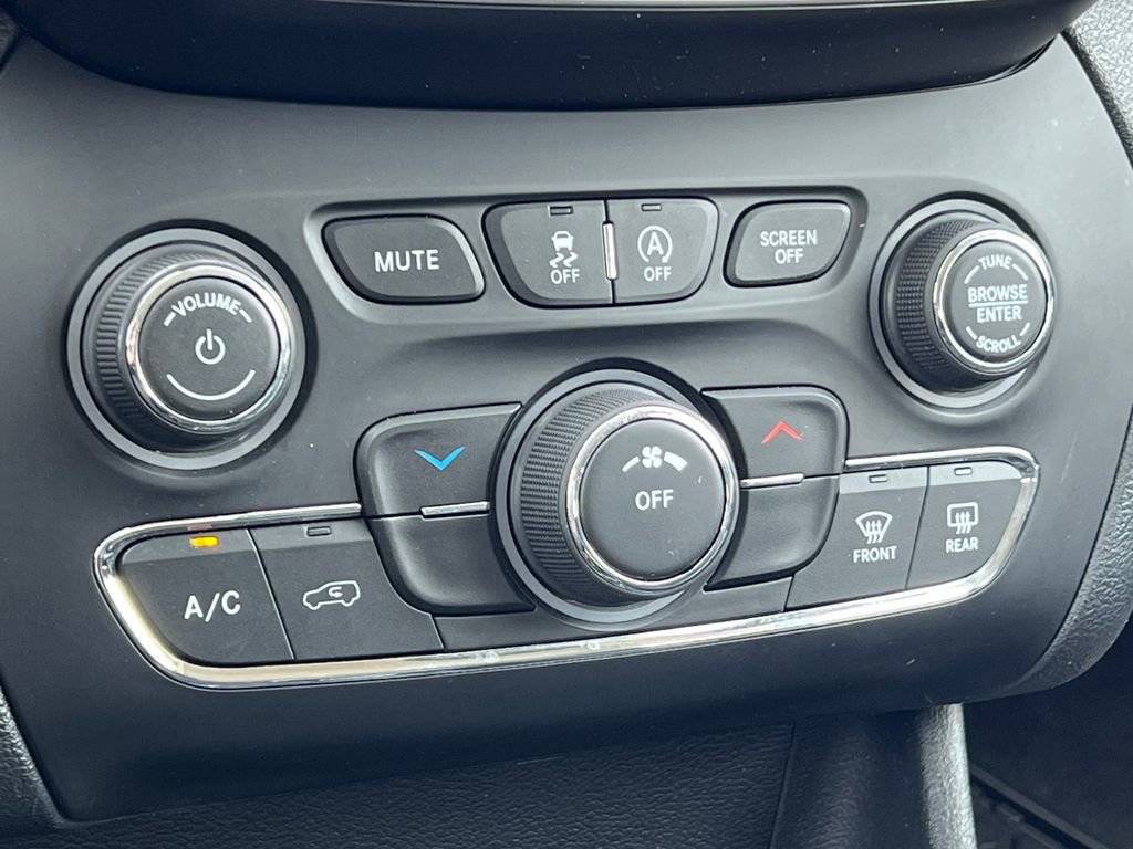 Used 2019 Jeep Cherokee Latitude Plus w/ Cold Weather Group AWD/4WD image 27