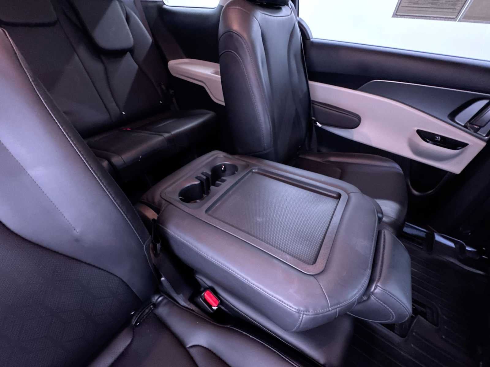 Used 2023 Kia Carnival LX FWD image 38