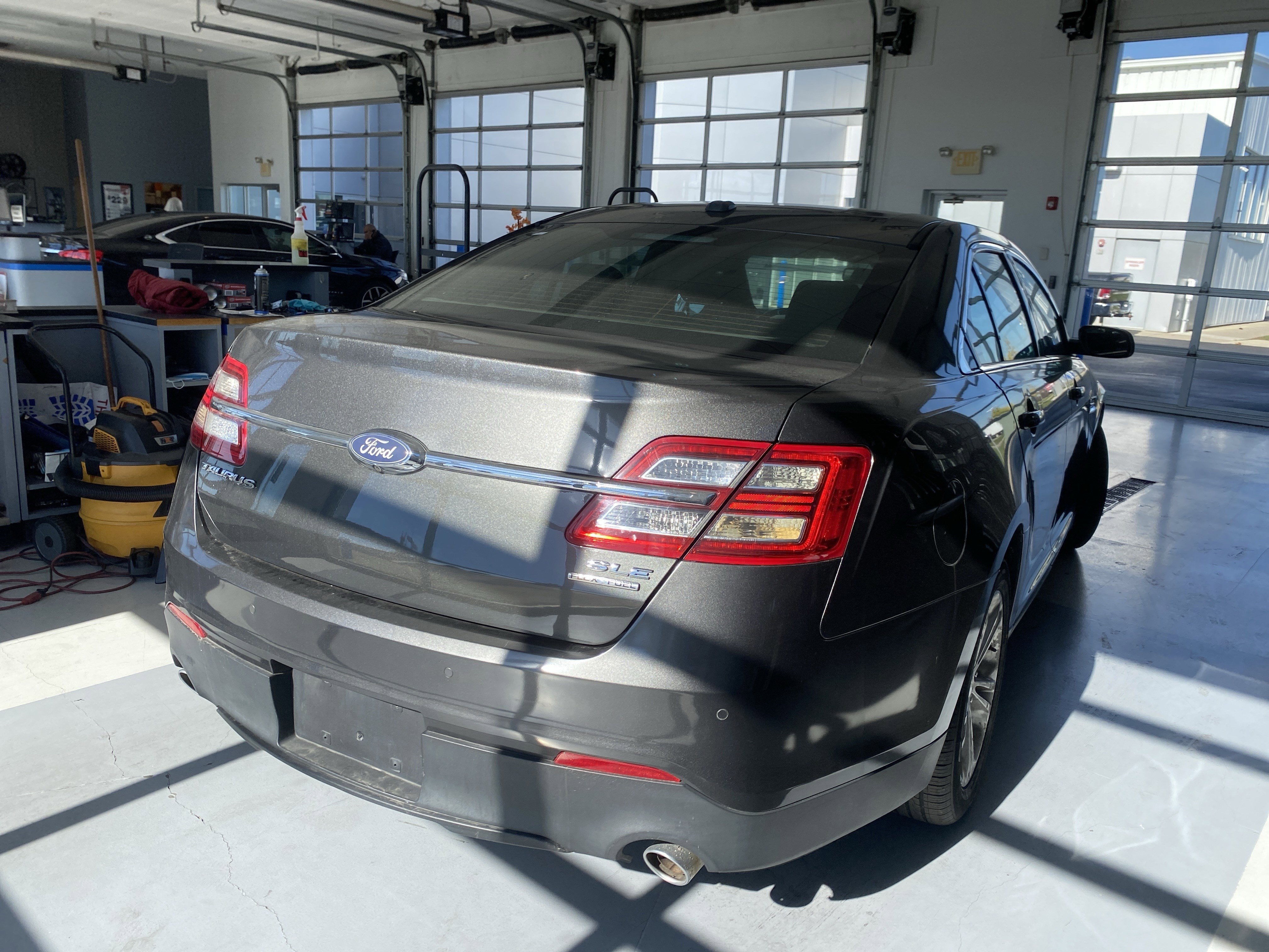 Used 2018 Ford Taurus SEL image 4
