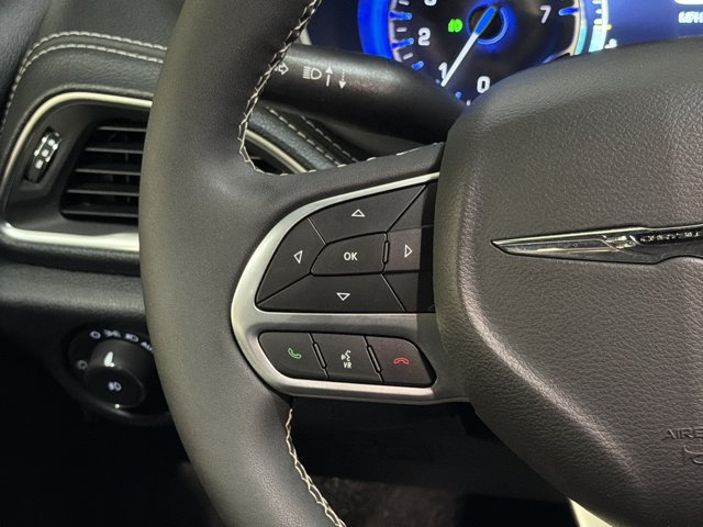 Used 2026 Chrysler Pacifica Limited FWD image 30
