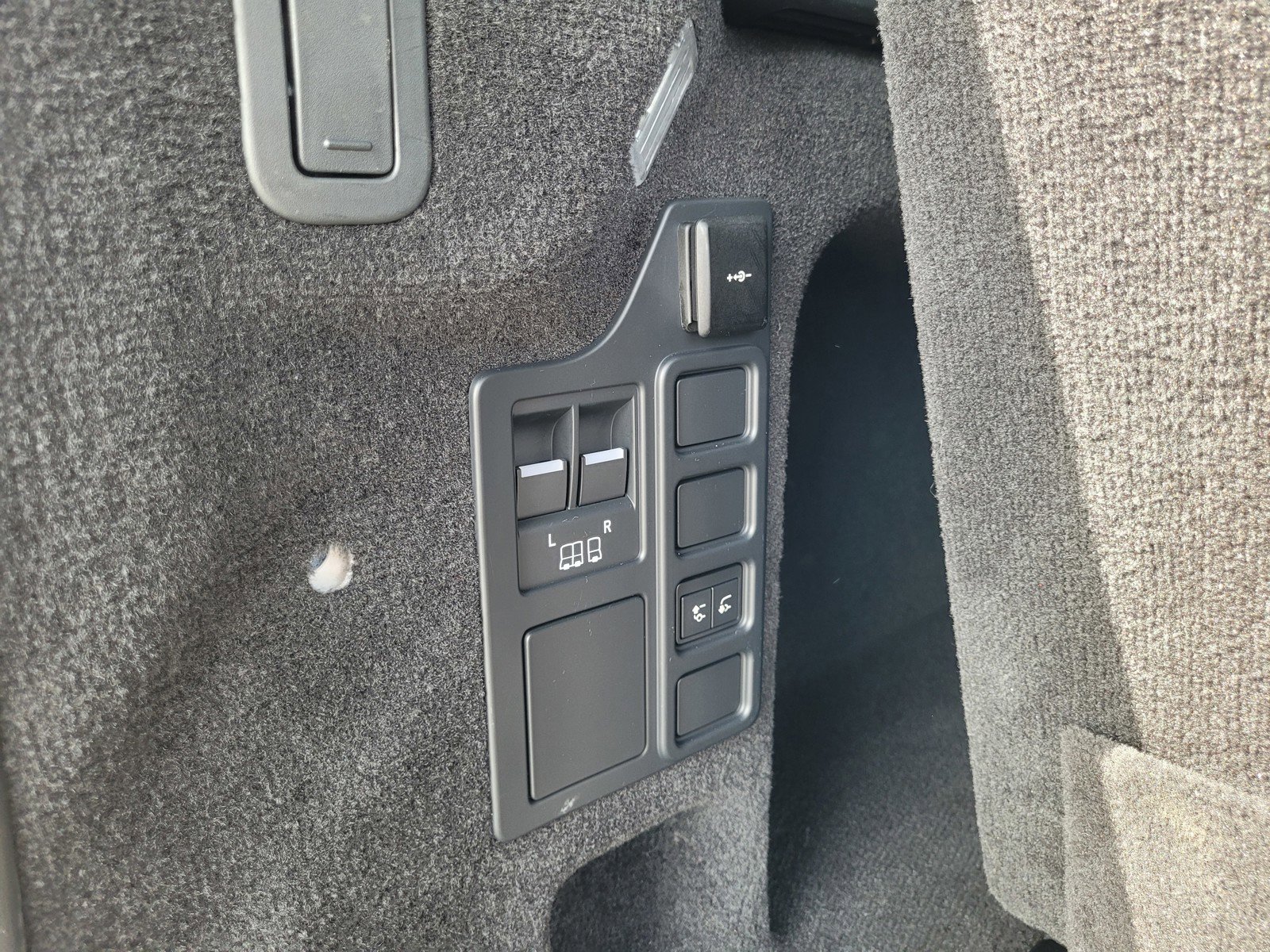 Used 2024 Land Rover Discovery S image 26