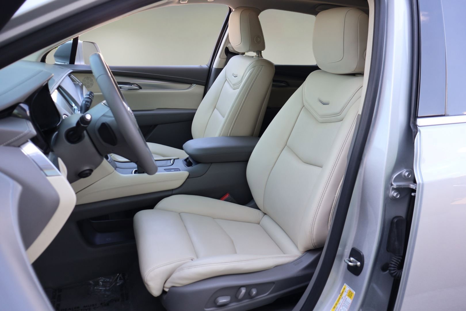 Used 2017 Cadillac XT5 Luxury w/ Driver Awareness Package FWD image 11