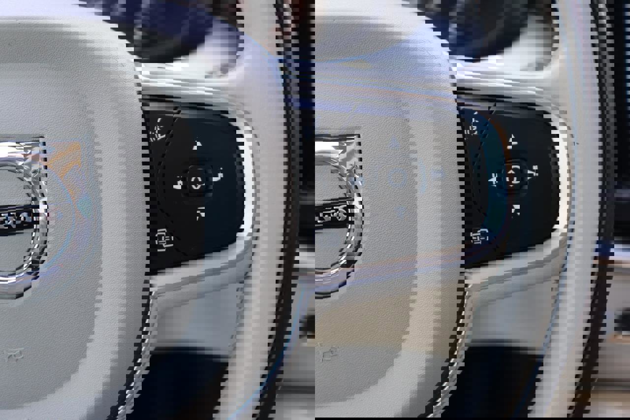 Used 2018 Volvo XC60 T6 Momentum w/ Convenience Package image 25