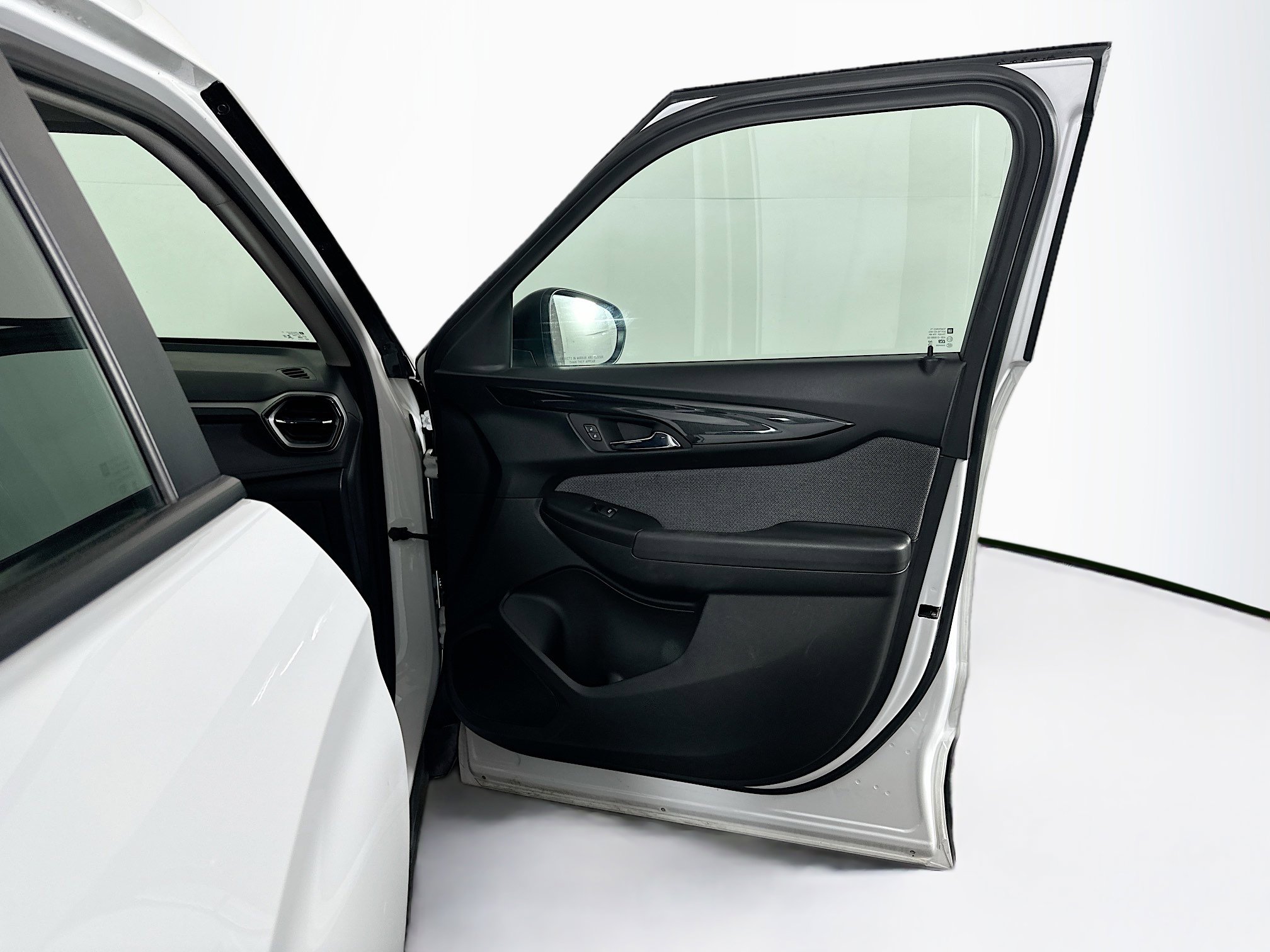 Used 2024 Chevrolet TrailBlazer LS FWD image 30