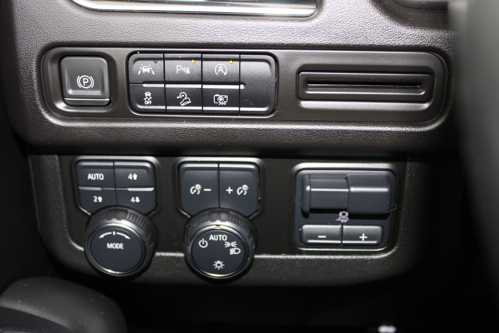 Used 2023 Chevrolet Suburban Z71 w/ Luxury Package image 29