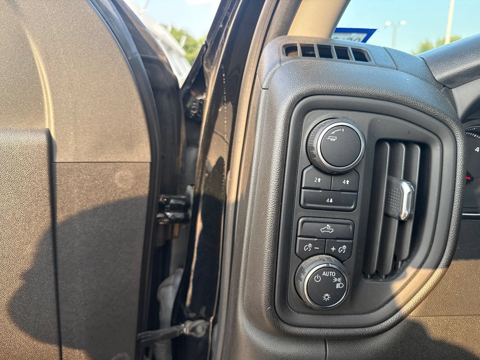 Used 2022 Chevrolet Silverado 2500 Custom w/ Custom Convenience Package AWD/4WD image 18