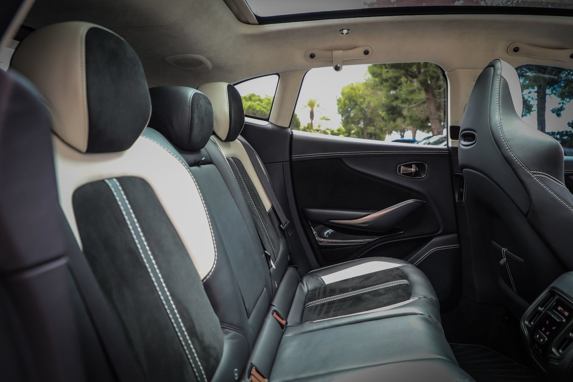 Used 2022 Aston Martin DBX AWD/4WD image 18