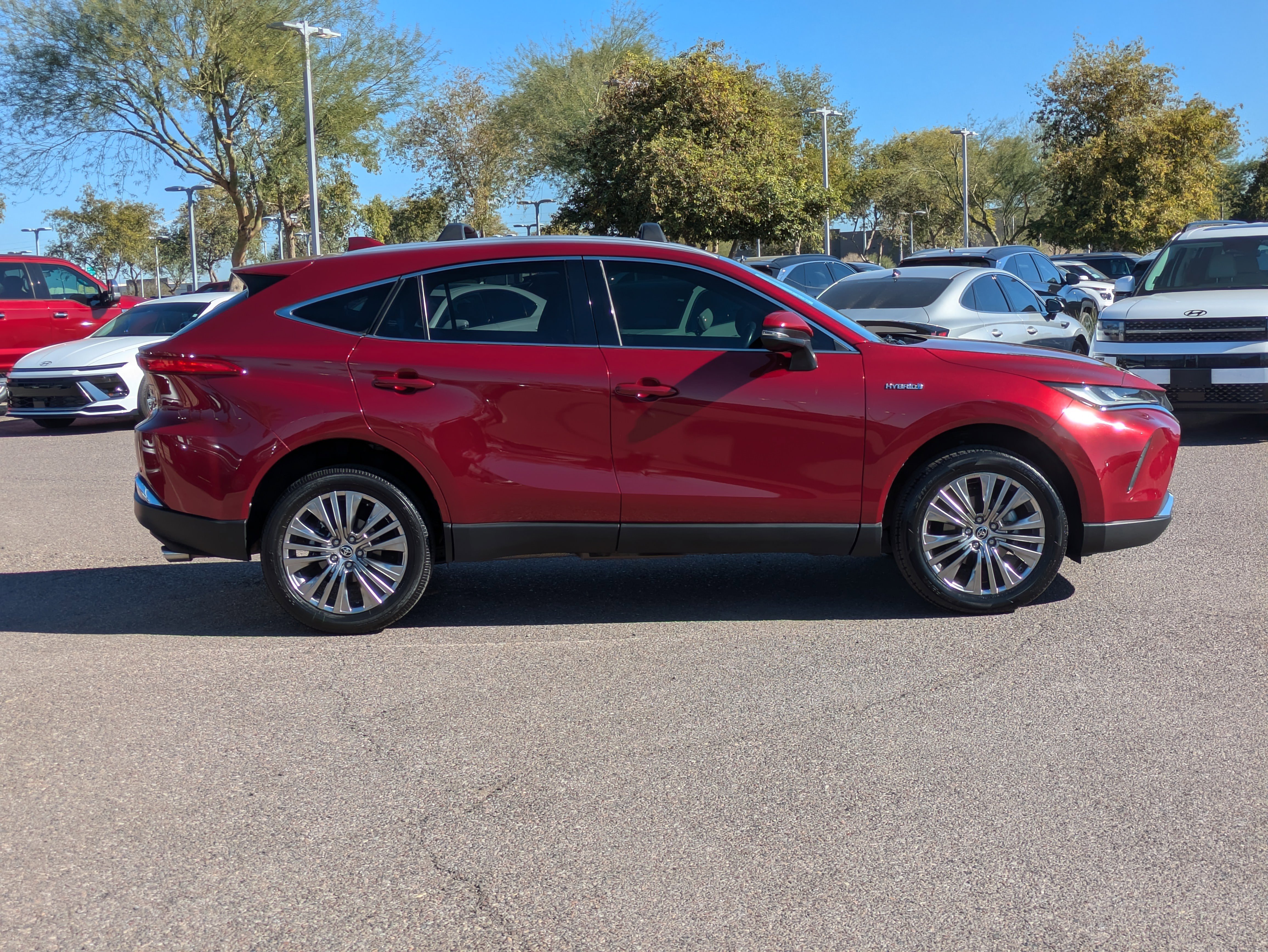 Used 2021 Toyota Venza XLE image 2