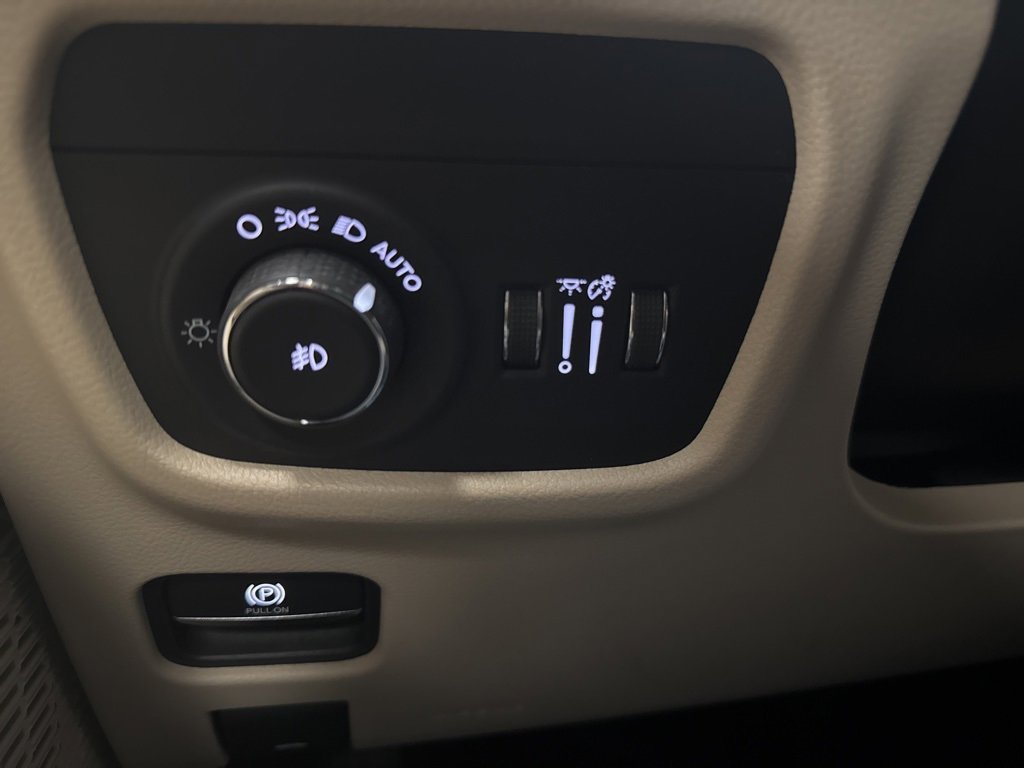 Used 2022 Jeep Grand Cherokee Limited w/ Luxury Tech Group II image 15