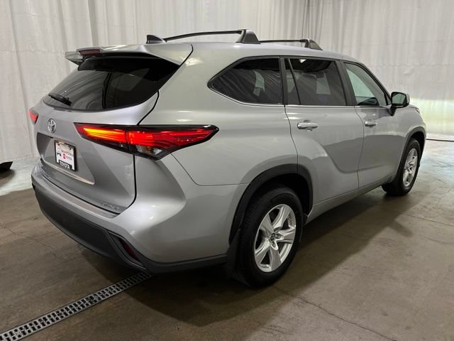 Used 2023 Toyota Highlander LE AWD/4WD image 4