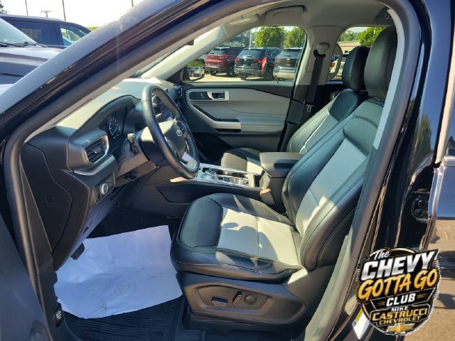 Used 2022 Ford Explorer XLT w/ Equipment Group 202A AWD/4WD image 23