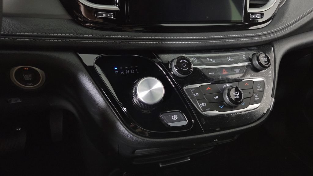 New 2027 Chrysler Pacifica Select AWD/4WD image 22