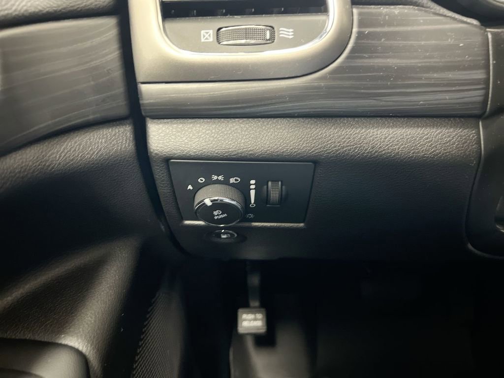 Used 2021 Jeep Grand Cherokee Laredo image 18