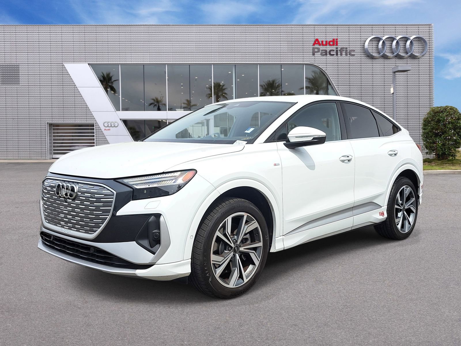 Used 2023 Audi Q4 e-tron Prestige image 1