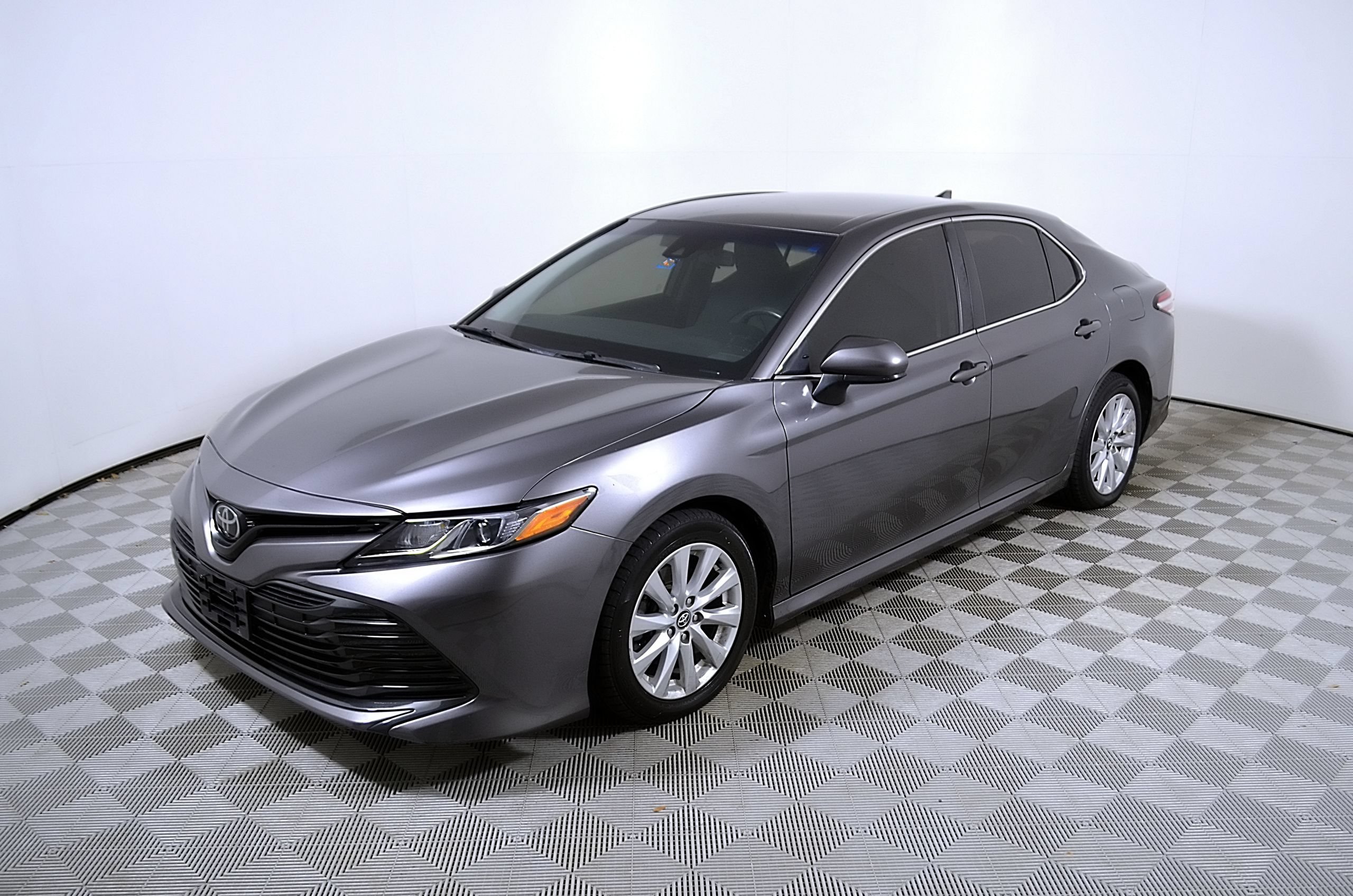 Used 2020 Toyota Camry LE FWD image 3