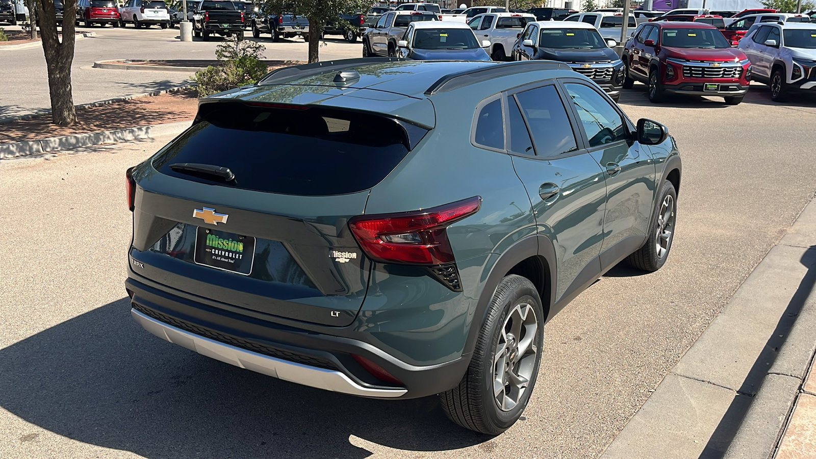 Used 2025 Chevrolet Trax LT FWD image 8