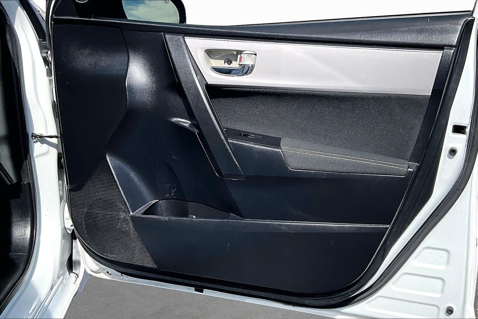Used 2017 Toyota Corolla LE w/ Carpet Mat Package (TMS) FWD image 17