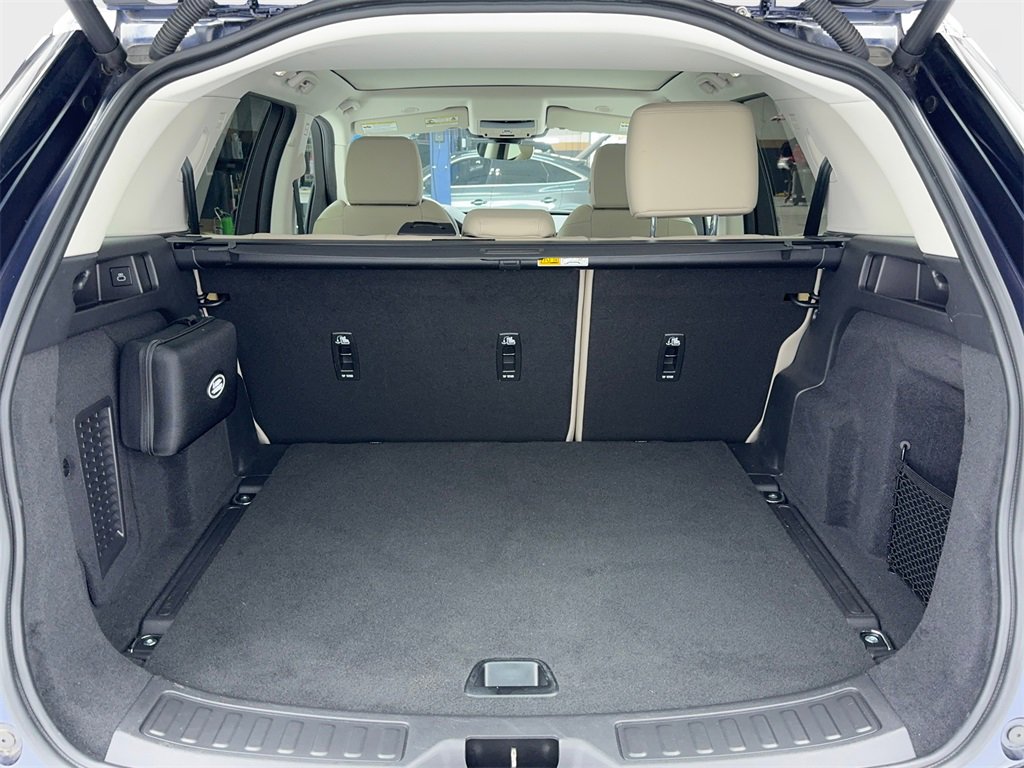 Used 2023 Land Rover Discovery Sport SE image 12